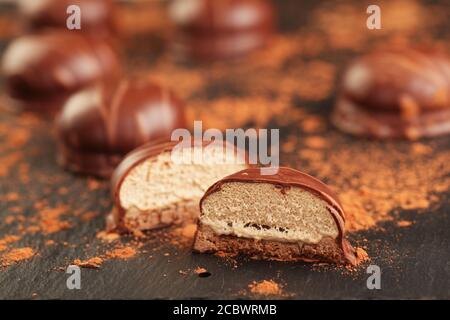 Schokolade Schaum Küsse auf einer Schiefertafel board Stockfoto