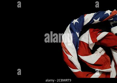 Nahaufnahme der wehenden amerikanischen Nationalflagge auf schwarzem Hintergrund mit Platz für Text. Stockfoto