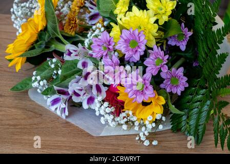 Strauß von Wildblumen. Bunte Blumen Zusammensetzung. Stockfoto