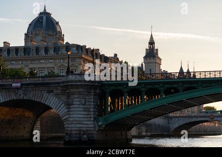 Pont Notre-Dame mit Blick auf das Register des Pariser Handelsgerichts, die conciergerie und Pont au wechseln auf einer Bootstour auf der seine in Paris. Paris - Fra Stockfoto