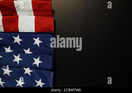 Nahaufnahme der wehenden amerikanischen Nationalflagge auf schwarzem Hintergrund mit Platz für Text. Stockfoto