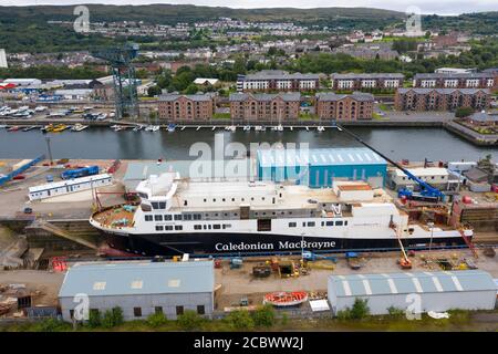 Greenock, Schottland, Großbritannien. 16. August 2020. Luftaufnahme der umstrittenen CalMac Fähre MV Glen Sannox in Dales Dry Dock in Greenock am Fluss Clyde.die teilweise gebaute Fähre, die weit über Budget und Jahre spät ist, Wurde diese Woche von der Ferguson Marine Werft in Port Glasgow zum nahe gelegenen Trockendock verlegt, um den Bug zu modifizieren, zu reparieren und zu reinigen. Iain Masterton/Alamy Live News Stockfoto