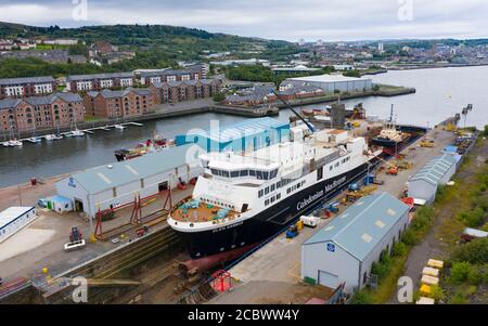 Greenock, Schottland, Großbritannien. 16. August 2020. Luftaufnahme der umstrittenen CalMac Fähre MV Glen Sannox in Dales Dry Dock in Greenock am Fluss Clyde.die teilweise gebaute Fähre, die weit über Budget und Jahre spät ist, Wurde diese Woche von der Ferguson Marine Werft in Port Glasgow zum nahe gelegenen Trockendock verlegt, um den Bug zu modifizieren, zu reparieren und zu reinigen. Iain Masterton/Alamy Live News Stockfoto