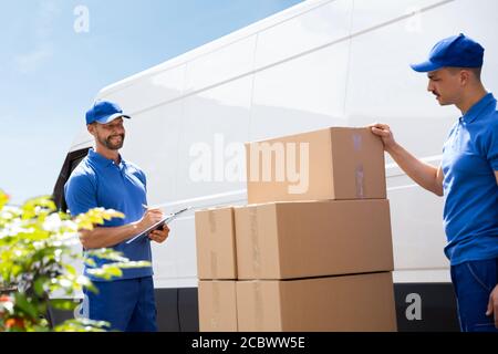 Van Courier Und Professional Movers Unload Truck Stockfoto