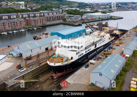 Greenock, Schottland, Großbritannien. 16. August 2020. Luftaufnahme der umstrittenen CalMac Fähre MV Glen Sannox in Dales Dry Dock in Greenock am Fluss Clyde.die teilweise gebaute Fähre, die weit über Budget und Jahre spät ist, Wurde diese Woche von der Ferguson Marine Werft in Port Glasgow zum nahe gelegenen Trockendock verlegt, um den Bug zu modifizieren, zu reparieren und zu reinigen. Iain Masterton/Alamy Live News Stockfoto