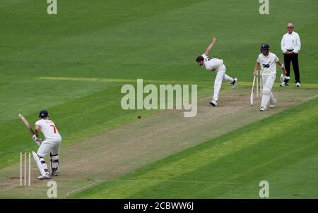 Am zweiten Tag des Bob Willis Trophy-Spiels in Sophia Gardens, Cardiff, klatschen David Payne (rechts) von Gloucestershire zu Glamorgans Billy Root. Stockfoto