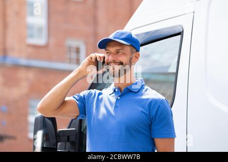 Handwerker Männer Sprechen Auf Handy In Der Nähe Von Lkw Oder Van Stockfoto