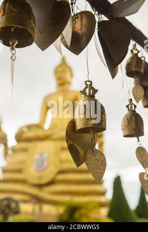 Südthailand, Phuket, Big Gold Buddha und hängende goldene Gebetsglocken Stockfoto