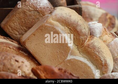 Brote verschiedener Art bei einer Bäckerei Stockfoto