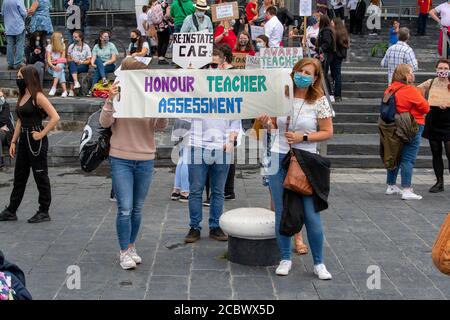 A Level Studenten protestieren außerhalb der Senedd in Cardiff Bay Cardiff South Wales Großbritannien Stockfoto