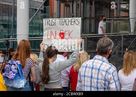 A Level Studenten protestieren außerhalb der Senedd in Cardiff Bay Cardiff South Wales Großbritannien Stockfoto
