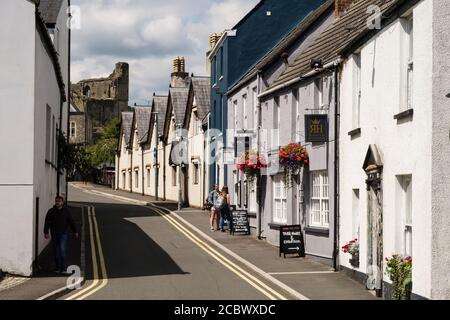 Blick entlang der alten schmalen Straße auf die Burg. Upper Church Street, Chepstow, Monmouthshire, Wales, Großbritannien Stockfoto