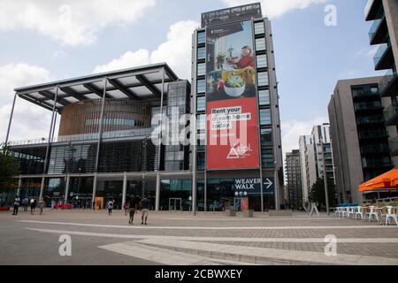 Brent Civic Center, von der Ostseite aus gesehen. Im Erdgeschoss befinden sich Geschäfte und eine Bibliothek. Eine Anzeige kann für die Anmietung von lokalen Wohnungen gesehen werden. Stockfoto