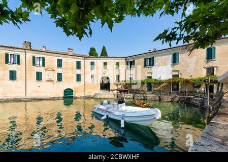 Gartencafé am Hafen von St. Vigil Gästehaus am Gardasee in der Morgensonne, Venetien, Italien Stockfoto