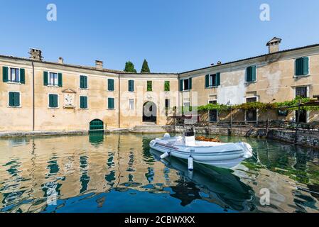 Gartencafé am Hafen von St. Vigil Gästehaus am Gardasee in der Morgensonne, Venetien, Italien Stockfoto