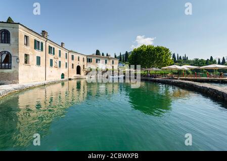 Gartencafé am Hafen von St. Vigil Gästehaus am Gardasee in der Morgensonne, Venetien, Italien Stockfoto