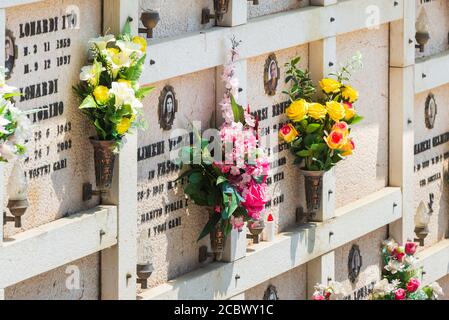 Blumenschmuck an der Wand der Gräber auf dem Friedhof der Kirche Santa Maria in Valverde, Valpolicella, Venetien, Italien Stockfoto