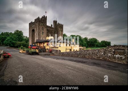 Bunratty Castle ist ein großes Turmhaus aus dem 15. Jahrhundert in der Grafschaft Clare, Irland. Es befindet sich im Zentrum von Bunratty Dorf, an der N18 Straße zwischen Stockfoto