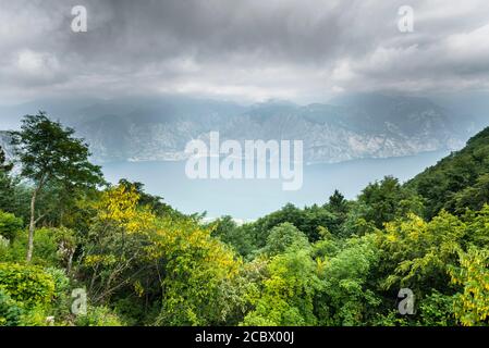 Panoramablick auf Wolken, die tief über dem Gardasee hängen, vom Gasthaus Bocca Navene auf der Panoramastraße auf dem Monte Baldo, Trentino, Italien Stockfoto