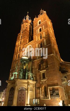 Blick auf die Altstadt mit Adam Mickiewicz Denkmal und St. Mary's Basilica in Krakau in der Nacht Stockfoto