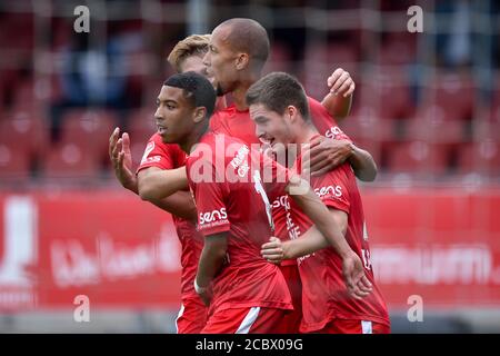 ALMERE, NIEDERLANDE - 1. AUGUST: Spieler von Almere City feiern ein Tor, das während des Vorsaison-Spiels gesehen wurde Almere City FC gegen Jong Ajax am 1. August 2020 in Almere, Niederlande. *** Ortsüberschrift *** Stockfoto