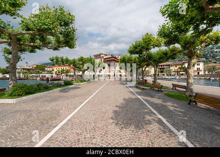 Strandpromenade mit Platanen im Hafen von Torri del Benaco am Gardasee, Venetien, Italien Stockfoto