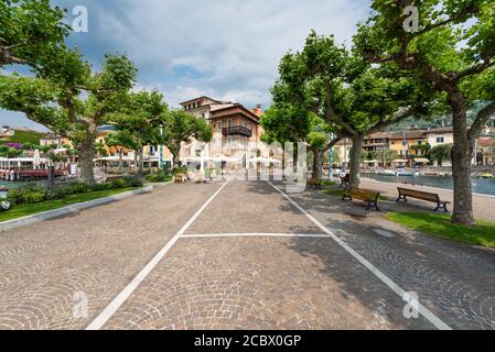 Strandpromenade mit Platanen im Hafen von Torri del Benaco am Gardasee, Venetien, Italien Stockfoto