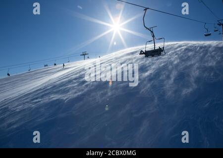 Sessellift, an einem hellen Wintertag im Dorf Sheregesh, oben Grün Stockfoto