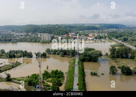 Klimawandel und die Auswirkungen der globalen Erwärmung. Überflutetes Dorf, Bauernhöfe und Felder nach heftigen Regenfällen. Umweltkatastrophe. Konzept von Stockfoto