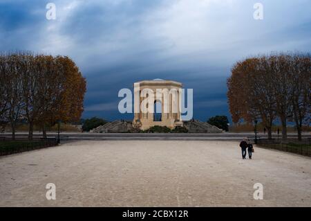 Wasserturm in den Gärten am Royale du Peyrou Platz in Montpellier Frankreich. Place Royale du Peyrou ist eine große Fläche von Bäumen flankiert, am Stockfoto