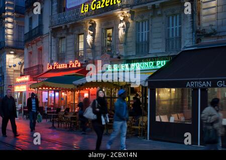 La Piazza Papa y the Grey Hound Restaurants am Place de la Comédie, Montpellier, Frankreich. Bars und Restaurants an der Plaza de la Comedia. IT-Nachteil Stockfoto