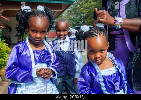 Reiche Familie gekleidet, um zur christlichen sonntagsmesse in einem kleinen Dorf in der Nähe von Kitui im Kamba-Land in Kenia, Afrika zu gehen. Stockfoto