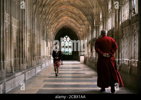 Einer der ersten Besucher durch die Türen um 10 Uhr war May Harrison aus Plymouth. Gloucester Cathedral öffnete seine Türen heute nach 14 Wochen cl Stockfoto