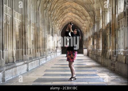 Einer der ersten Besucher durch die Türen um 10 Uhr war May Harrison aus Plymouth. Gloucester Cathedral öffnete seine Türen heute nach 14 Wochen cl Stockfoto