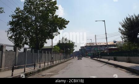 Straße durch grüne Länder sind leer wegen Coronavirus Sperre. Offener, wolkig blauer Himmel ein natürlicher Blick auf den schönen Sommer. Covid-19 Lockdown gesund Stockfoto