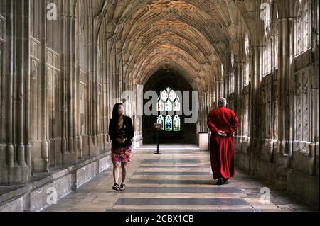 Einer der ersten Besucher durch die Türen um 10 Uhr war May Harrison aus Plymouth. Gloucester Cathedral öffnete seine Türen heute nach 14 Wochen cl Stockfoto