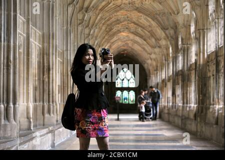 Einer der ersten Besucher durch die Türen um 10 Uhr war May Harrison aus Plymouth. Gloucester Cathedral öffnete seine Türen heute nach 14 Wochen cl Stockfoto