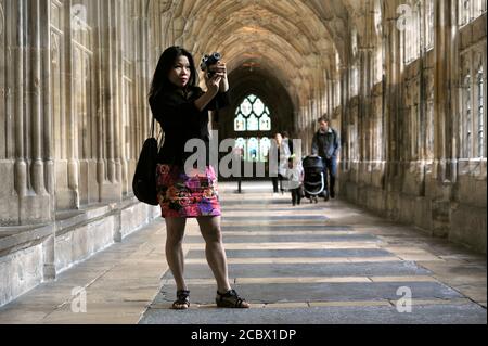 Einer der ersten Besucher durch die Türen um 10 Uhr war May Harrison aus Plymouth. Gloucester Cathedral öffnete seine Türen heute nach 14 Wochen cl Stockfoto