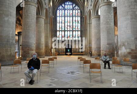 Gloucester Cathedral öffnete seine Türen heute nach 14 Wochen der Schließung, die einen erheblichen Einfluss hatten, vor allem mit den Sommermonaten increa Stockfoto