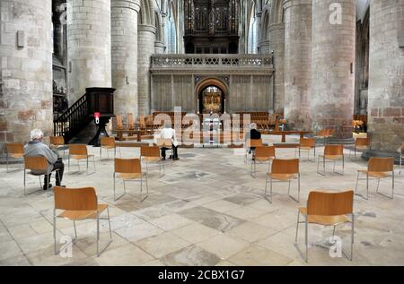 Gloucester Cathedral öffnete seine Türen heute nach 14 Wochen der Schließung, die einen erheblichen Einfluss hatten, vor allem mit den Sommermonaten increa Stockfoto