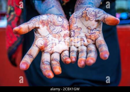 Frau zeigt Handpalme bemalt mit Henna und Indigo in Lamu, Lamu Archipel, Kenia Stockfoto