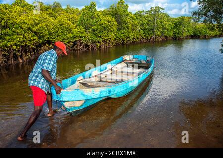 Fischerboot in Makanda Channel, Lamu Archipel, Kenia. Rote Mangroven entlang der Küste von Manda Island Stockfoto