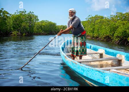 Fischerboot in Makanda Channel, Lamu Archipel, Kenia. Rote Mangroven entlang der Küste von Manda Island Stockfoto