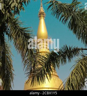 Myanmar Golden Temple - Burmesische buddhistische Stupa in Lumbini, Nepal Buddhistische Stupa in Lumbini, Nepal.Pinnacle oder spitzen Dach von Myanmar Golden Temple . Stockfoto