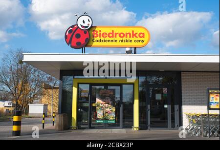 Wroclaw, Polen - Nov 11, 2019: Logo und Zeichen von Biedronka (Marienkäfer) Rabatt Supermarkt. Text: Niedrige Preise jeden Tag. Ab 2018 in Polen die Geschäfte sind Cl Stockfoto