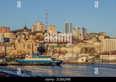 Blick auf die Stadt Wladiwostok von der Seestation Im Spätherbst Stockfoto