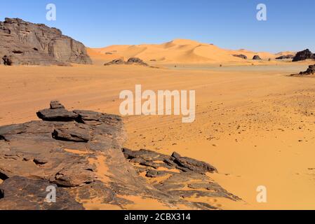 ROTE WÜSTE IN ALGERIEN MIT SANDDÜNEN UND FELSFORMATIONEN IM TADRART NATIONALPARK Stockfoto