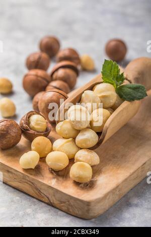 Geschälte Macadamia-Nuss auf weißem Hintergrund Stockfoto