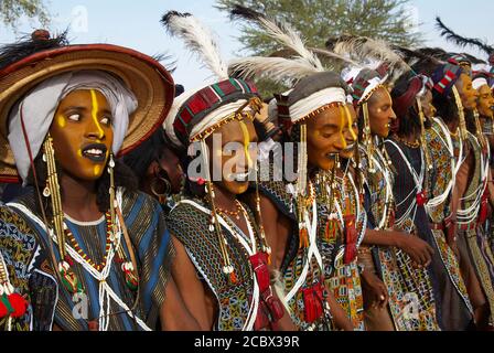 Niger. Ein Wodaabe-Bororo Mann mit seinem Gesicht gemalt für den jährlichen Gerewol männlichen Schönheitswettbewerb. Gerewol, Generalwiedervereinigung Westafrikas für die Wadabee Stockfoto