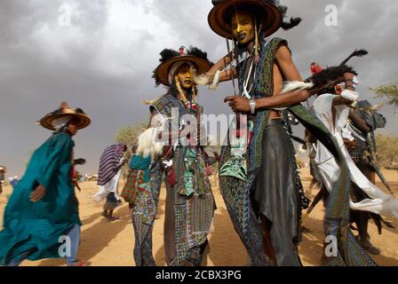 Niger. Ein Wodaabe-Bororo Mann mit seinem Gesicht gemalt für den jährlichen Gerewol männlichen Schönheitswettbewerb. Gerewol, Generalwiedervereinigung Westafrikas für die Wadabee Stockfoto